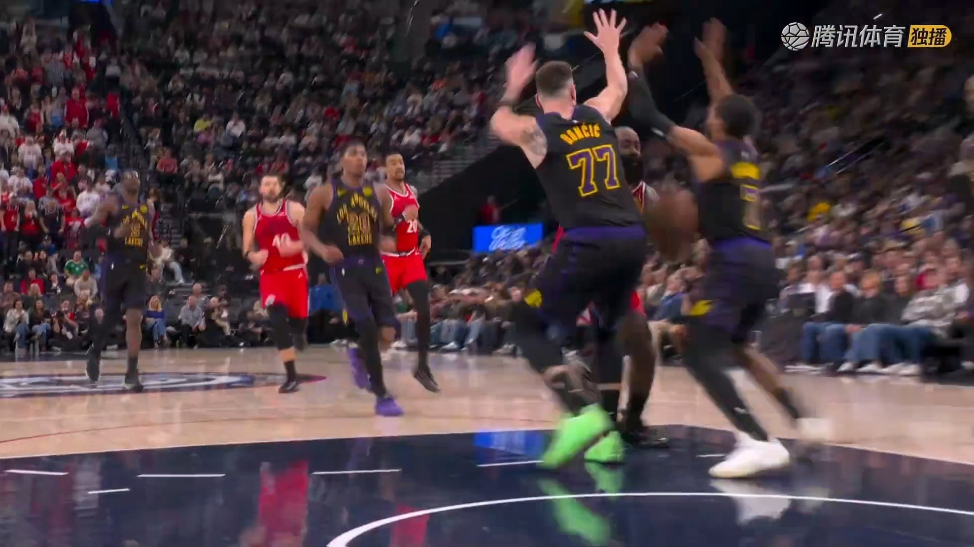 就有娱乐-哈登回归赛场，比分优势明显首场状态亮眼，湖人观众沸腾！的简单介绍